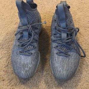 LeBrons boys kids size 6.5Y in Gray  GUC